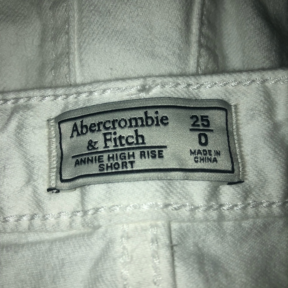Never worn white Abercrombie shorts - Picture 3 of 3